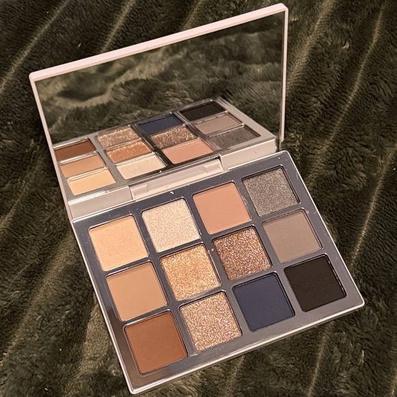 Makeup by Mario ETHEREAL EYES™ EYESHADOW PALETTE: MOONLIGHT - Picture 3 of 4